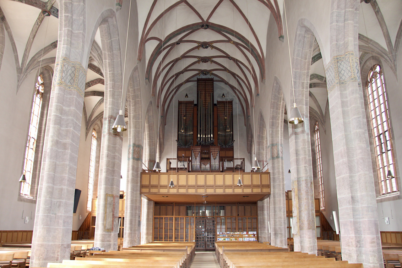 Kirchenraum der Kirche St. Johannis mit Blick auf die Rieger-Mühleisen-Orgel, Foto Hans-Martin Goede